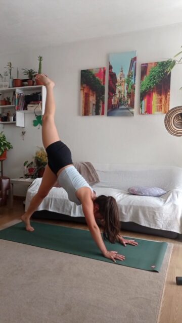 Un día intentaré hablar de la relación tan bonita que existe entre el yoga y la literatura y entonces por fin todo tendrá más sentido todavía. Y cuando eso suceda, esta canción con su letra y sus tananaaaaa estará ahí, igual que en los momentos importantes de mi vida. 

Así que si no te gusta esta canción lo siento pero no vas a poder casarte (entre otras cosas) conmigo.

Ya. Solo eso.